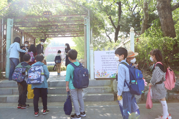 서울 송파구 세륜초등학교 학생들이 27일 오전 선생님들의 지도 아래 한 줄로 서서 등교하고 있다. (사진=장민호 기자)