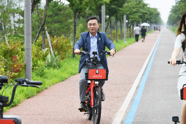정하영 시장이 9월부터 김포한강신도시에 도입되는 공유 전기자전거를 시승하고 있다. (사진제공=김포시청)