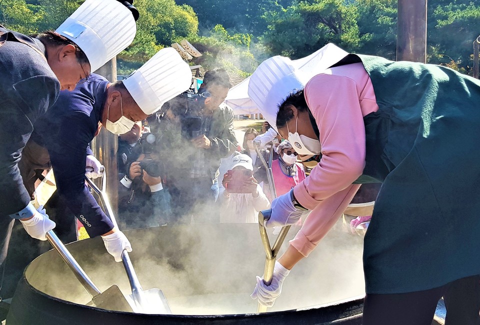 축제에서 인기있는 2000명분 가마솥 비빔밥. (사진=송석원 기자)